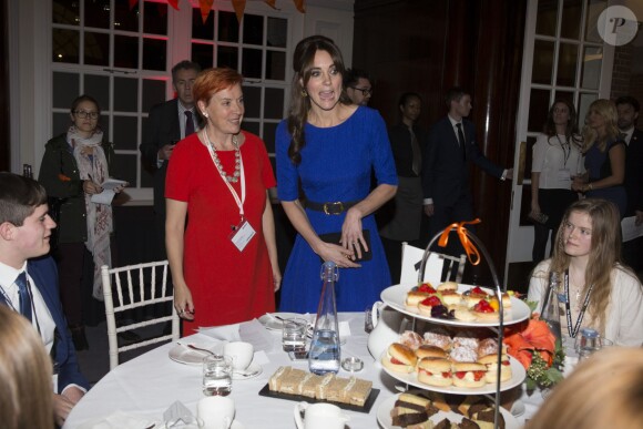 Kate Middleton, duchesse de Cambridge, prenait part le 17 novembre 2015 a profité de la tea party du gala annuel des Fostering Excellence Awards décernés par l'association The Fostering Network, à Londres, vêtue d'une robe Saloni.