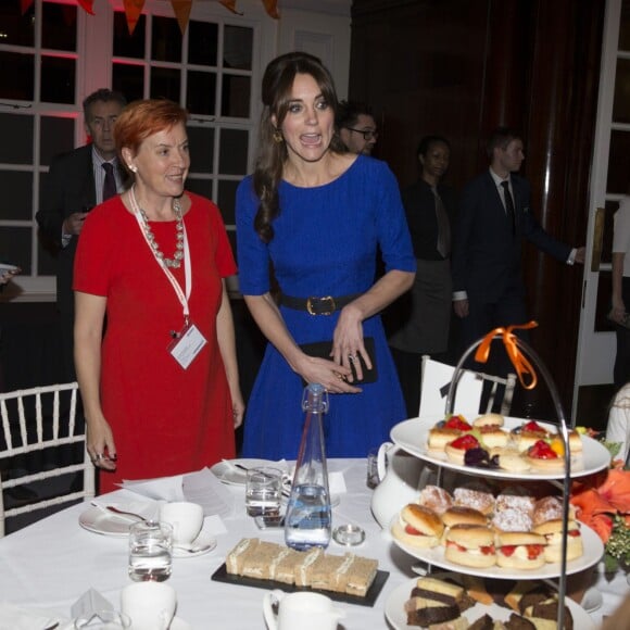 Kate Middleton, duchesse de Cambridge, prenait part le 17 novembre 2015 a profité de la tea party du gala annuel des Fostering Excellence Awards décernés par l'association The Fostering Network, à Londres, vêtue d'une robe Saloni.