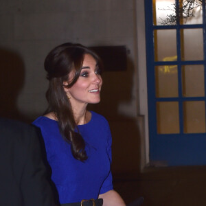 Kate Middleton, duchesse de Cambridge, prenait part le 17 novembre 2015 au gala annuel des Fostering Excellence Awards décernés par l'association The Fostering Network, à Londres, vêtue d'une robe Saloni.