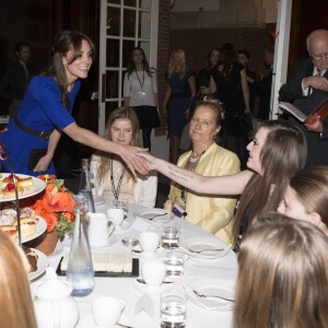 Kate Middleton, duchesse de Cambridge, prenait part le 17 novembre 2015 lors de la tea party du gala annuel des Fostering Excellence Awards décernés par l'association The Fostering Network, à Londres, vêtue d'une robe Saloni.