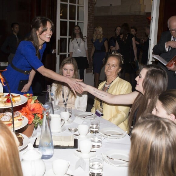 Kate Middleton, duchesse de Cambridge, prenait part le 17 novembre 2015 lors de la tea party du gala annuel des Fostering Excellence Awards décernés par l'association The Fostering Network, à Londres, vêtue d'une robe Saloni.