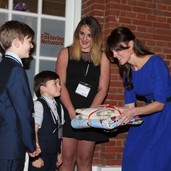 Kate Middleton, duchesse de Cambridge, prenait part le 17 novembre 2015 au gala annuel des Fostering Excellence Awards décernés par l'association The Fostering Network, à Londres, vêtue d'une robe Saloni.