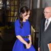 Kate Middleton, duchesse de Cambridge, prenait part le 17 novembre 2015 au gala annuel des Fostering Excellence Awards décernés par l'association The Fostering Network, à Londres, vêtue d'une robe Saloni.