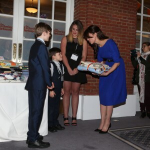 Kate Middleton, duchesse de Cambridge, prenait part le 17 novembre 2015 au gala annuel des Fostering Excellence Awards décernés par l'association The Fostering Network, à Londres, vêtue d'une robe Saloni.