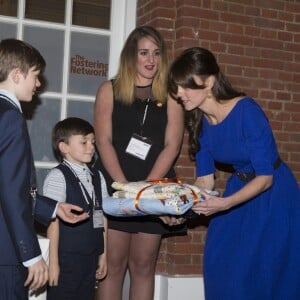 Kate Middleton, duchesse de Cambridge, prenait part le 17 novembre 2015 au gala annuel des Fostering Excellence Awards décernés par l'association The Fostering Network, à Londres, vêtue d'une robe Saloni.