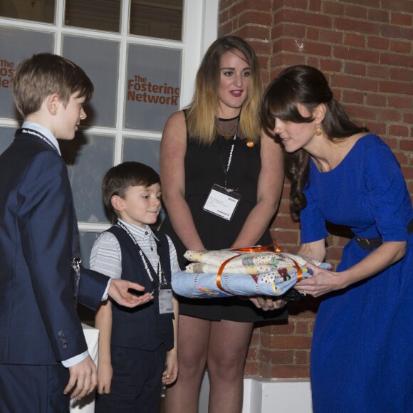 Kate Middleton, duchesse de Cambridge, prenait part le 17 novembre 2015 au gala annuel des Fostering Excellence Awards décernés par l'association The Fostering Network, à Londres, vêtue d'une robe Saloni.