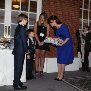 Kate Middleton, duchesse de Cambridge, prenait part le 17 novembre 2015 au gala annuel des Fostering Excellence Awards décernés par l'association The Fostering Network, à Londres, vêtue d'une robe Saloni.