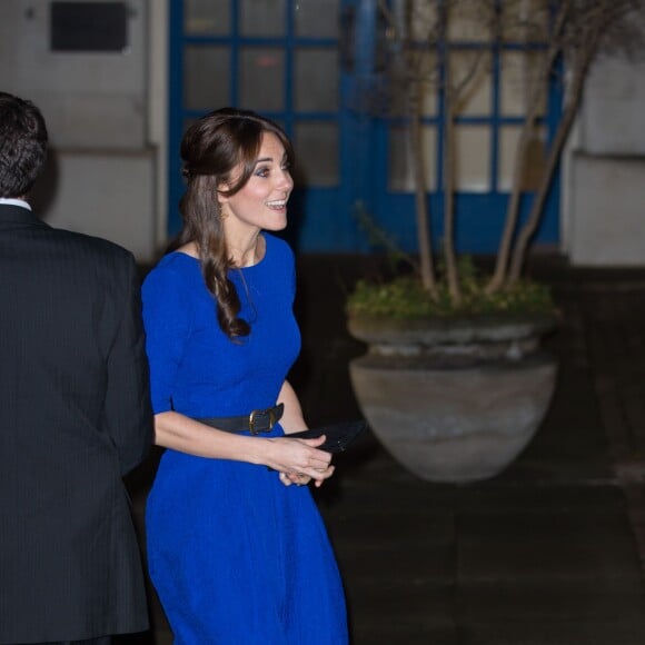 Kate Middleton, duchesse de Cambridge, prenait part le 17 novembre 2015 au gala annuel des Fostering Excellence Awards décernés par l'association The Fostering Network, à Londres, vêtue d'une robe Saloni.