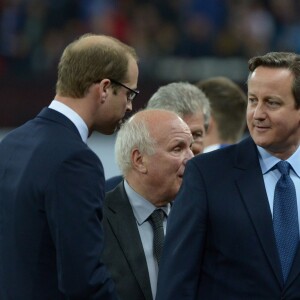 Le prince William a chanté La Marseillaise avant d'observer une minute de silence avant le match Angleterre - France à Wembley, à Londres, le 17 novembre 2015, quatre jours après les attentats terroristes à Paris.
