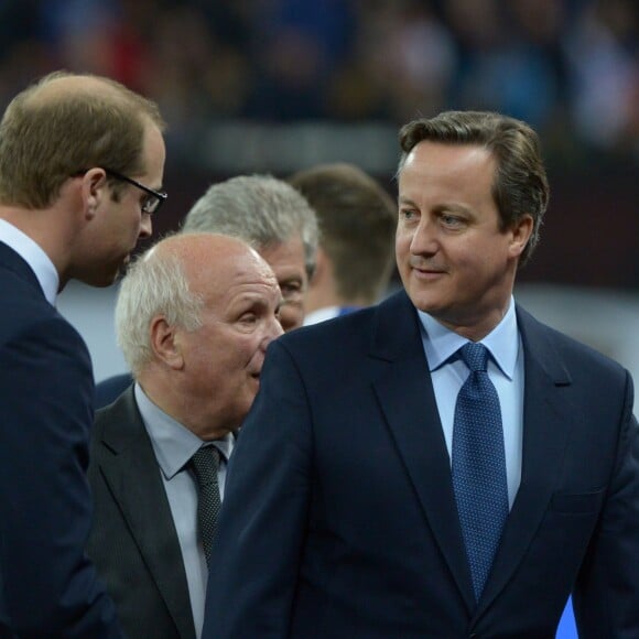 Le prince William a chanté La Marseillaise avant d'observer une minute de silence avant le match Angleterre - France à Wembley, à Londres, le 17 novembre 2015, quatre jours après les attentats terroristes à Paris.