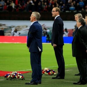 Le prince William a chanté, avec le sélectionneur français Didier Deschamps et le Premier ministre britannique David Cameron notamment, La Marseillaise avant d'observer une minute de silence avant le match Angleterre - France à Wembley, à Londres, le 17 novembre 2015, quatre jours après les attentats terroristes à Paris.