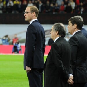 Le prince William a chanté, avec le sélectionneur français Didier Deschamps et le Premier ministre britannique David Cameron notamment, La Marseillaise avant d'observer une minute de silence avant le match Angleterre - France à Wembley, à Londres, le 17 novembre 2015, quatre jours après les attentats terroristes à Paris.