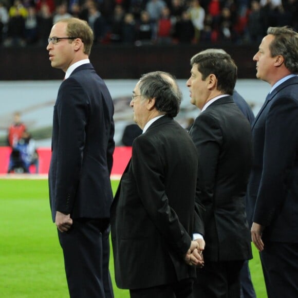 Le prince William a chanté, avec le sélectionneur français Didier Deschamps et le Premier ministre britannique David Cameron notamment, La Marseillaise avant d'observer une minute de silence avant le match Angleterre - France à Wembley, à Londres, le 17 novembre 2015, quatre jours après les attentats terroristes à Paris.