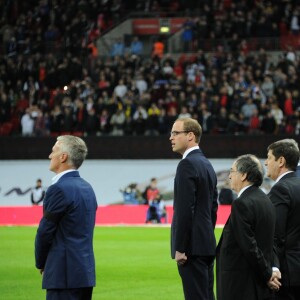 Le prince William a chanté, avec le sélectionneur français Didier Deschamps et le Premier ministre britannique David Cameron notamment, La Marseillaise avant d'observer une minute de silence avant le match Angleterre - France à Wembley, à Londres, le 17 novembre 2015, quatre jours après les attentats terroristes à Paris.