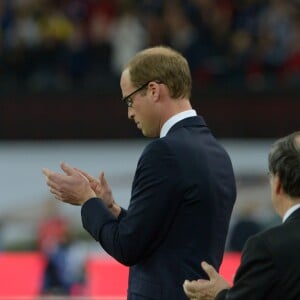 Le prince William a chanté, avec le sélectionneur français Didier Deschamps et le Premier ministre britannique David Cameron notamment, La Marseillaise avant d'observer une minute de silence avant le match Angleterre - France à Wembley, à Londres, le 17 novembre 2015, quatre jours après les attentats terroristes à Paris.