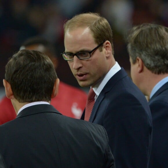 Le prince William a chanté, avec le sélectionneur français Didier Deschamps et le Premier ministre britannique David Cameron notamment, La Marseillaise avant d'observer une minute de silence avant le match Angleterre - France à Wembley, à Londres, le 17 novembre 2015, quatre jours après les attentats terroristes à Paris.