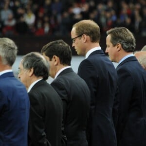 Le prince William a chanté, avec le sélectionneur français Didier Deschamps et le Premier ministre britannique David Cameron notamment, La Marseillaise avant d'observer une minute de silence avant le match Angleterre - France à Wembley, à Londres, le 17 novembre 2015, quatre jours après les attentats terroristes à Paris.