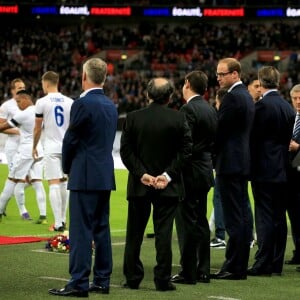 Le prince William a chanté, avec le sélectionneur français Didier Deschamps et le Premier ministre britannique David Cameron notamment, La Marseillaise avant d'observer une minute de silence avant le match Angleterre - France à Wembley, à Londres, le 17 novembre 2015, quatre jours après les attentats terroristes à Paris.