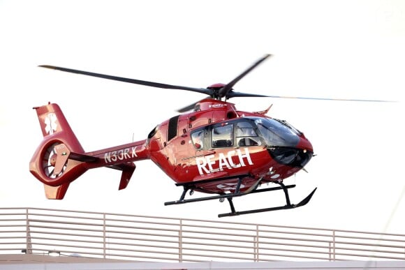 Exclusif - Lamar Odom et son ex-femme Khloe Kardashian prennent un hélicoptère à l'hôpital Sunrise à Las Vegas, le 19 octobre 2015. Lamar a été amené sur le toit de l'hôpital et les ex-époux ont été transportés à l'hôpital Cedars-Sinai à Los Angeles, pour que Lamar Odom puisse recevoir un meilleur traitement.
