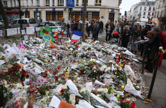 Hommage devant le Bataclan - Illustration des hommages pour les victimes des attentats terroristes à Paris, le 17 novembre 2015. © Denis Guignebourg/Bestimage