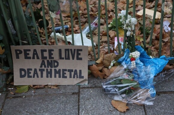 Hommage devant le Bataclan - Illustration des hommages pour les victimes des attentats terroristes à Paris, le 17 novembre 2015. © Denis Guignebourg/Bestimage