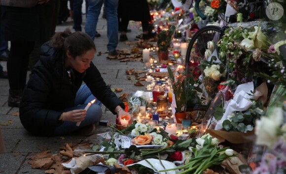 Hommage devant le Bataclan - Illustration des hommages pour les victimes des attentats terroristes à Paris, le 17 novembre 2015. © Denis Guignebourg/Bestimage