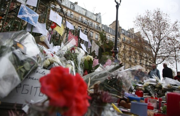 Hommage devant le Bataclan - Illustration des hommages pour les victimes des attentats terroristes à Paris, le 17 novembre 2015. © Denis Guignebourg/Bestimage