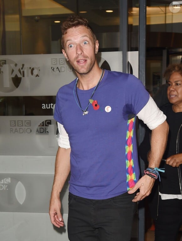 Chris Martin quitte la BBC Radio 1 à Londres le 6 novembre 2015.