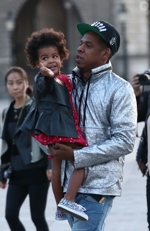 La chanteuse Beyoncé, son mari le rappeur Jay-Z et leur fille Blue Ivy sont allés visiter le musée du Louvre à Paris, le 7 octobre 2014.