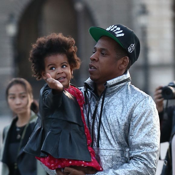 La chanteuse Beyoncé, son mari le rappeur Jay-Z et leur fille Blue Ivy sont allés visiter le musée du Louvre à Paris, le 7 octobre 2014.