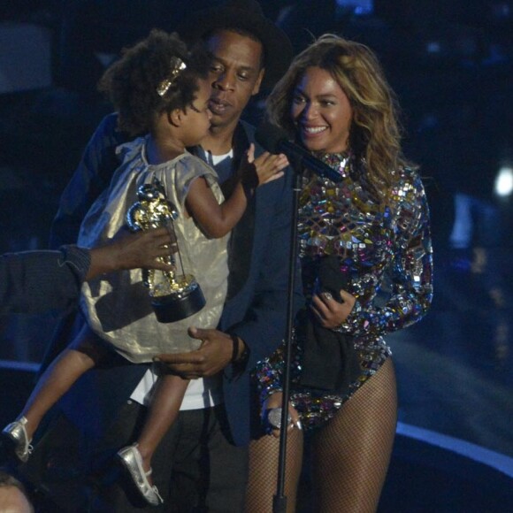 Jay-Z rejoint Beyoncé sur la scène des MTV VMA Awards avec leur fille Ivy Blue à Los Angeles, le 24 août 2014.