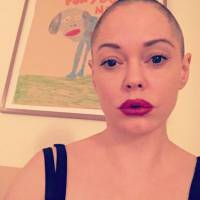 Rose McGowan : Nouvelle folie, elle s'est rasé la tête !