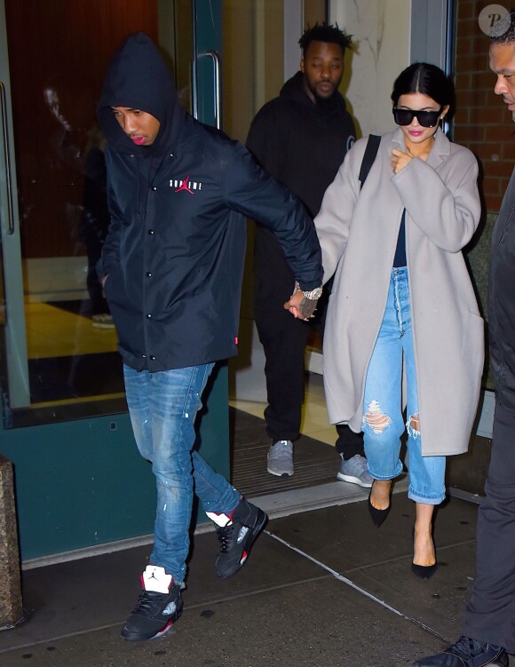 Kylie Jenner et son petit ami le rappeur Tyga, main dans la main, rentrent à leur hôtel après leur soirée à New York, le 28 octobre 2015.