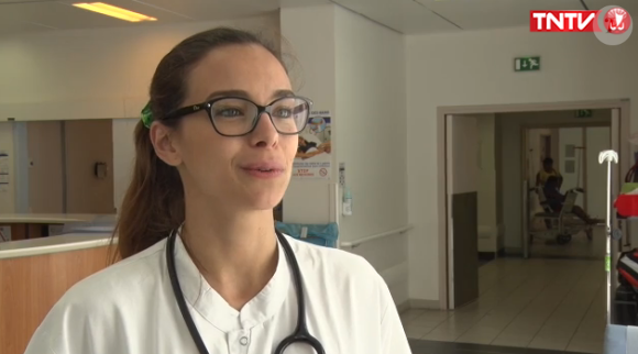 La jolie Marine Lorphelin, en quatrième année de médecine, lors de son stage aux urgences du Centre de la Polynésie française.