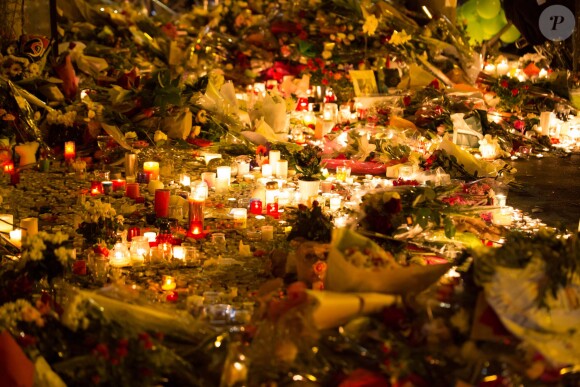 Hommages aux victimes de l'attentat terroriste du café "La Belle Equipe" au 92 rue de Charonne dans le 11ème arrondissement, à Paris le 15 novembre 2015. © Vincent Emery / Bestimage
