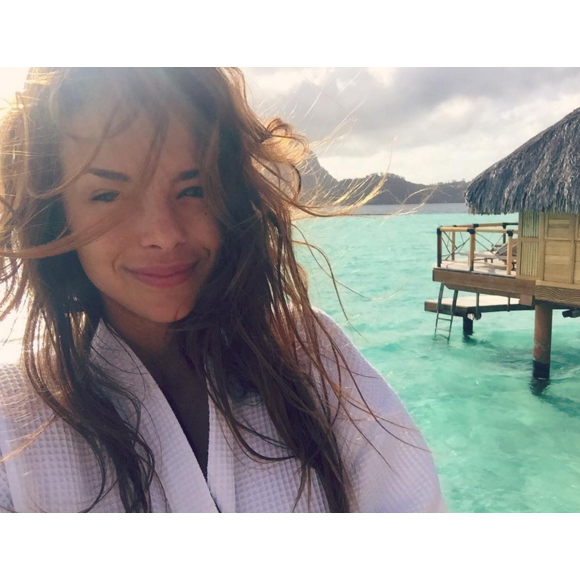 Marine Lorphelin passe des jours de rêve à Tahiti. Novembre 2015. La jolie Miss se dévoile ici sans maquillage.