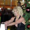 La chanteuse Britney Spears enclenche l'éclairage du sapin de Noël de l'hôtel-casino LINQ, sur le Strip, à Las Vegas le 21 novembre 2015.