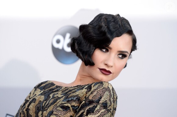Demi Lovato néo vamp lors des American Music Awards