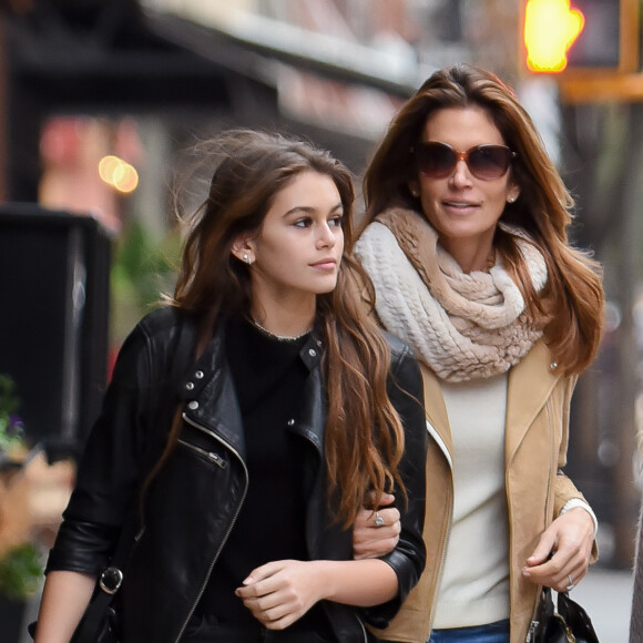 Exclusif - Cindy Crawford se promène avec sa fille Kaia Jordan Gerber dans les rues de New York. Le 22 novembre 2015
