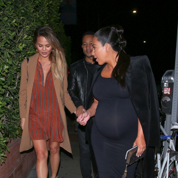 Kim Kardashian, Chrissy Teigen (enceintes) et John Legend arrivent au restaurant Giorgio Baldi à Santa Monica. Le 21 novembre 2015.
