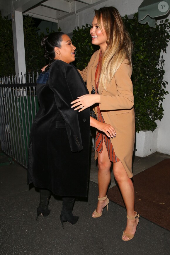 Kim Kardashian et Chrissy Teigen, enceintes, quittent le restaurant Giorgio Baldi à Santa Monica. Le 21 novembre 2015.