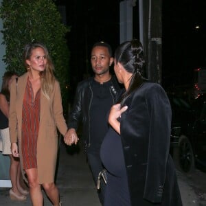 Kim Kardashian, Chrissy Teigen (enceintes) et John Legend arrivent au restaurant Giorgio Baldi à Santa Monica. Le 21 novembre 2015.