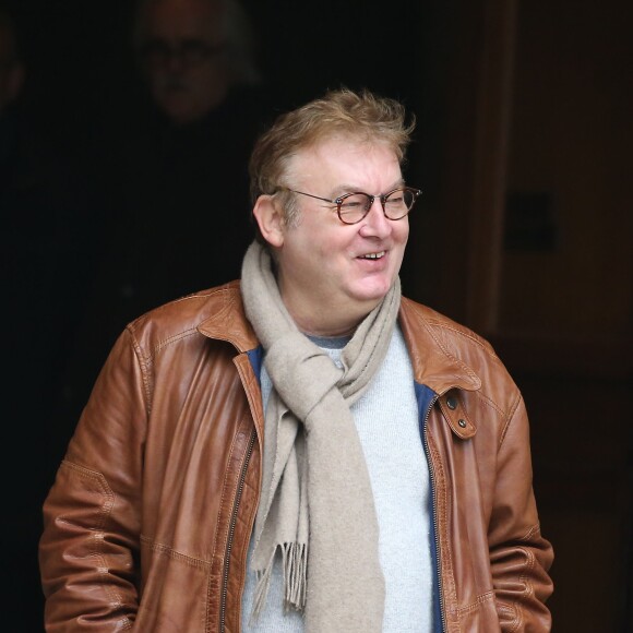 Dominique Besnehard - Sortie des obsèques de Danièle Delorme en l'église de Saint-Germain-des Prés à Paris le 23 octobre 2015.