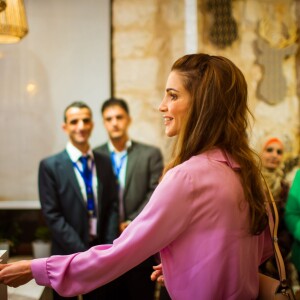 Rania de Jordanie visitant une exposition baptisée Heritage organisée par la Jordan River Foundation, le 25 octobre 2015 à Amman