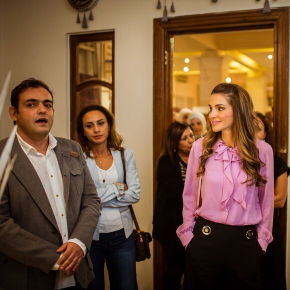 Rania de Jordanie visitant une exposition baptisée Heritage organisée par la Jordan River Foundation, le 25 octobre 2015 à Amman