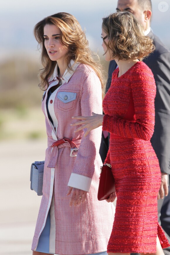 Rania de Jordanie à son arrivée à Madrid le 19 novembre 2015, avec Letizia d'Espagne, au début de sa visite d'Etat avec le roi Abdullah II.
