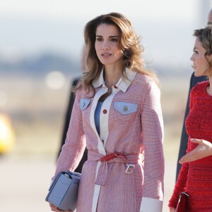 Rania de Jordanie à son arrivée à Madrid le 19 novembre 2015, avec Letizia d'Espagne, au début de sa visite d'Etat avec le roi Abdullah II.