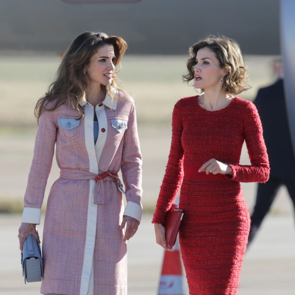 Rania de Jordanie à son arrivée à Madrid le 19 novembre 2015, avec Letizia d'Espagne, au début de sa visite d'Etat avec le roi Abdullah II.