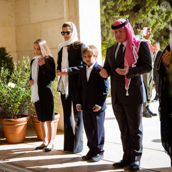 La princesse Salma, la reine Rania, le prince Hashem et le roi Abdullah II de Jordanie se recueillant à la mémoire du regretté roi Hussein le 14 novembre 2015 à Amman. Photo Instagram Rania de Jordanie.
