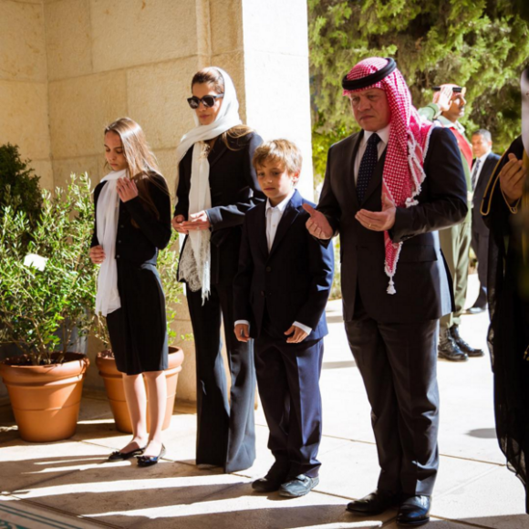 La princesse Salma, la reine Rania, le prince Hashem et le roi Abdullah II de Jordanie se recueillant à la mémoire du regretté roi Hussein le 14 novembre 2015 à Amman. Photo Instagram Rania de Jordanie.